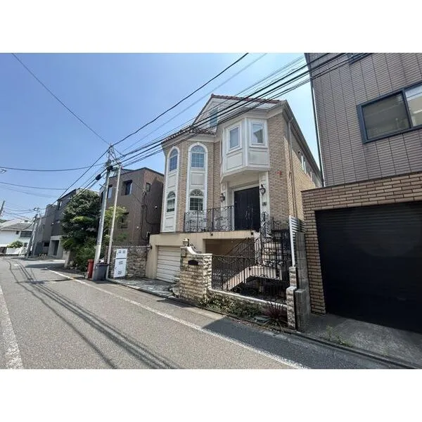 渋谷区代々木５丁目 前面道路含む現地外観