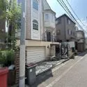 渋谷区代々木５丁目 前面道路含む現地外観