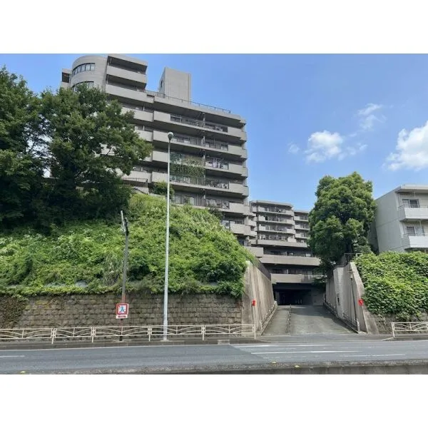 ヒルトップ横浜東寺尾 南東向き・8階住戸のため陽当たり・眺望良好！収納スペース豊富な間取りです。