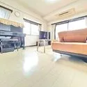 ヒルトップ横浜東寺尾 自然光が部屋いっぱいに広がる2面採光のリビング。晴れた日の日中は電気をつけずに過ごせるほど、明・・・