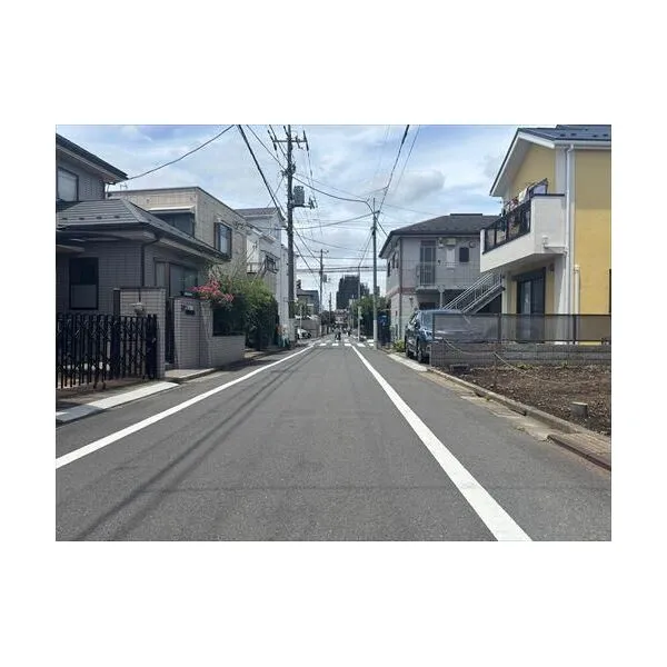 杉並区西荻南４丁目 南側前面道路（右側更地部分が本物件）