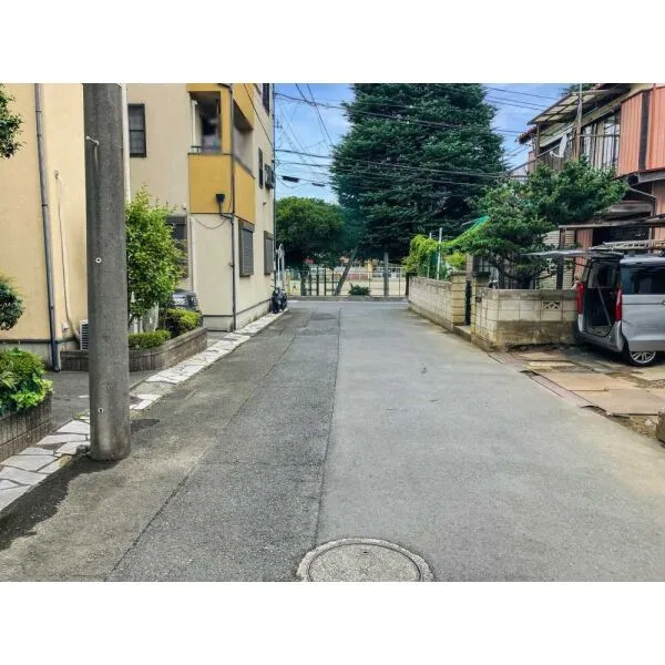 朝霞市膝折町４丁目 前面道路(撮影年月：2026年08月)
