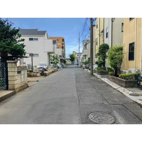 朝霞市膝折町4丁目 前面道路(撮影年月:2026年08月)