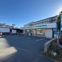 横浜市都筑区早渕１丁目 ファミリーマート 新栄町店（コンビニ）まで約160m（徒歩2分）