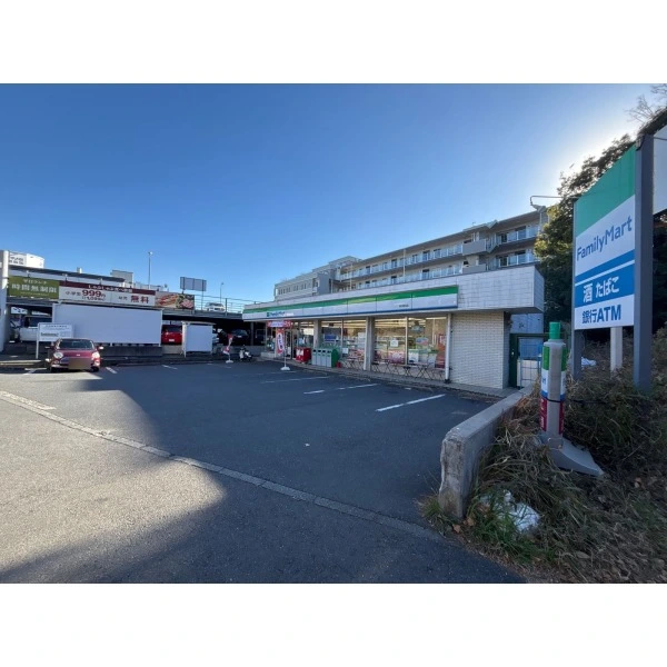 横浜市都筑区早渕1丁目 ファミリーマート 新栄町店(コンビニ)まで約160m(徒歩2分)