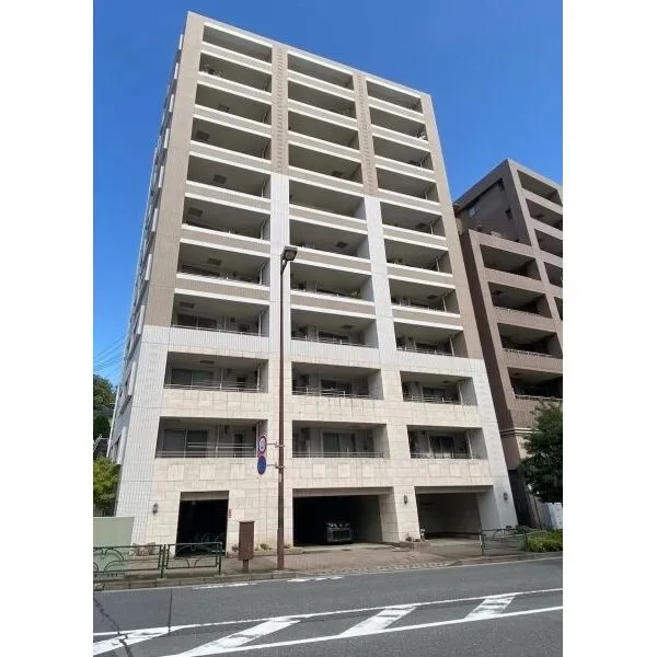 ブランピエール壱番館 小田急小田原線「鶴川」駅徒歩3分。駅まで平坦な道のりです。総戸数31戸。鉄筋コンクリート造11階建