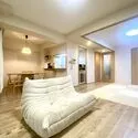 ブランピエール壱番館 約21.5帖のLDK。柱をバルコニー側に出した設計のため家具の配置がしやすい