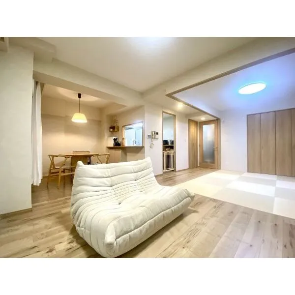 ブランピエール壱番館 約21.5帖のLDK。柱をバルコニー側に出した設計のため家具の配置がしやすい