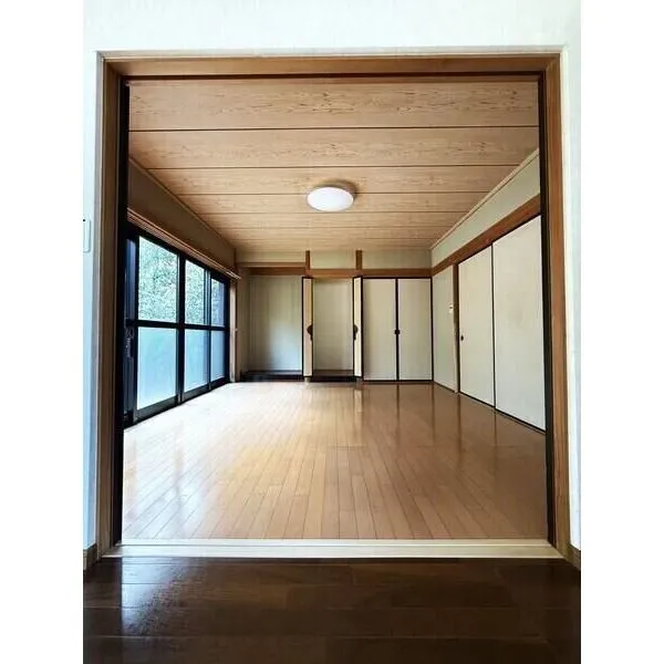 名古屋市守山区翠松園3丁目 趣のある床の間と便利な収納スペースが備わっており、和のアクセントを取り入れた落ち着きのある空間です。