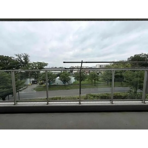 パークハウス　ザ　ガーデン 住戸は地上8階建ての3階部分に位置しています。前面に高い建物がなく、陽当り・通風・眺望良好です。