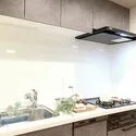 江坂ハイデンス ３口コンロと整流版付換気扇を備えたシステムキッチン