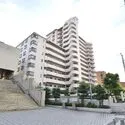 シティコーポ植田Ｂ棟 白を基調にしたデザイン。北側には敷地内駐車場入り口や駐輪場、ゴミ置き場など配置されています