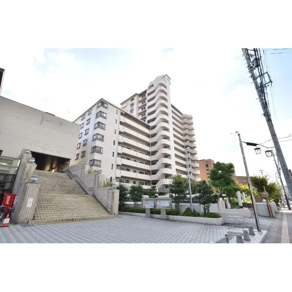 シティコーポ植田Ｂ棟 白を基調にしたデザイン。北側には敷地内駐車場入り口や駐輪場、ゴミ置き場など配置されています