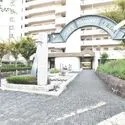 シティコーポ植田Ｂ棟 マンションメインメントランス。植栽を施しスチールの館銘板の重厚感があります