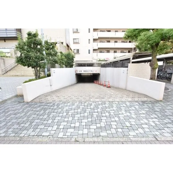 シティコーポ植田Ｂ棟 敷地内地下駐車場。歩車道分離の安心設計です