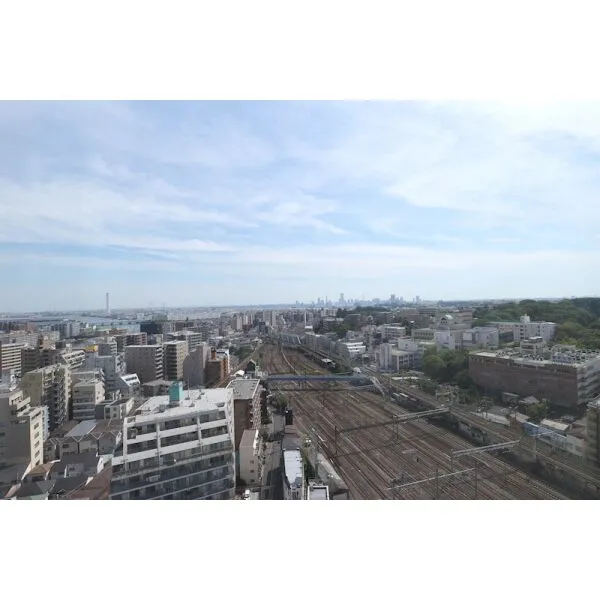 ロイヤルタワー横濱鶴見 周辺に高い建物がなく、開放感を堪能できる15階からの景色。天気の良い日には、横浜ならではの美しい・…