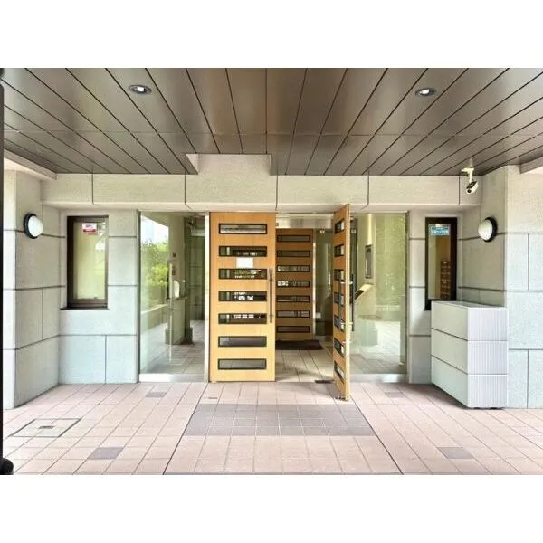 コート新深江 門を入った先に建物入り口がございます。