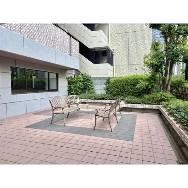 コート新深江 建物入り口横にテラス席がございます。