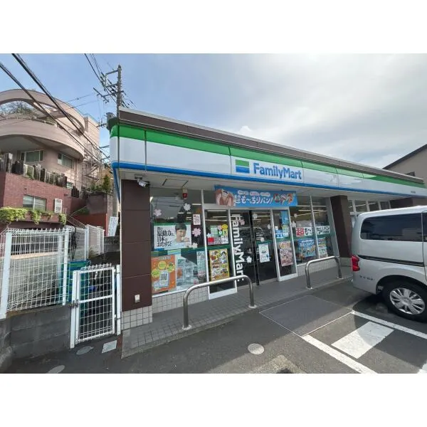 横浜市中区本牧和田 ファミリーマート本牧公園前店(コンビニ)まで約300m(徒歩4分)