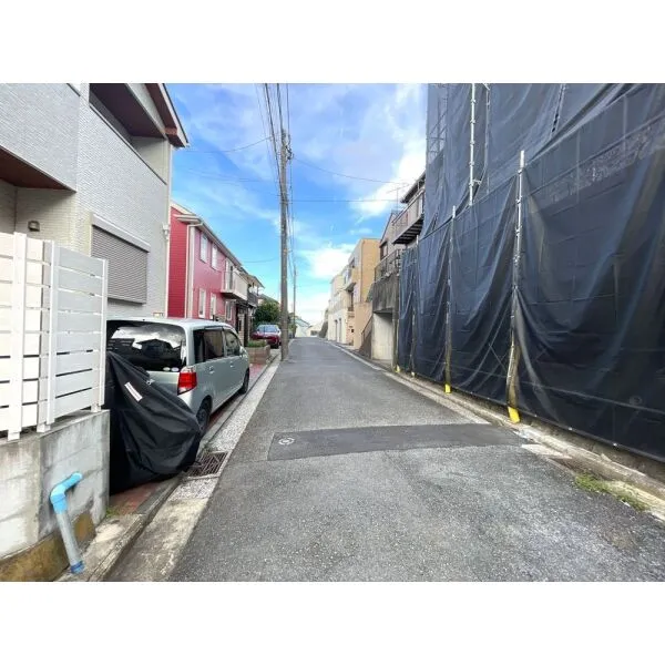 横浜市金沢区富岡西１丁目 北側前面道路（2026年8月撮影）