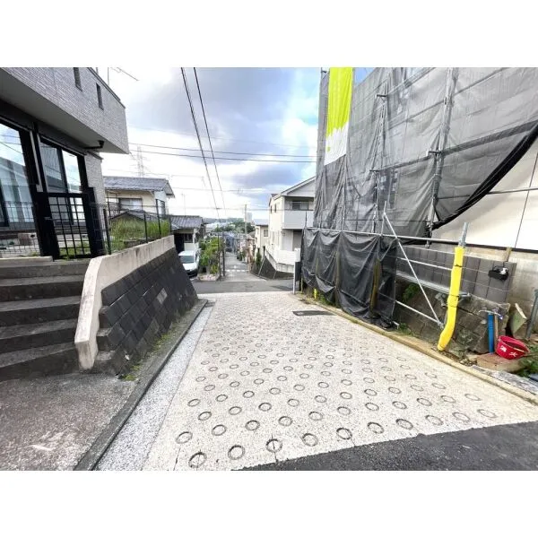 横浜市金沢区富岡西１丁目 南西側前面道路（2026年8月撮影）