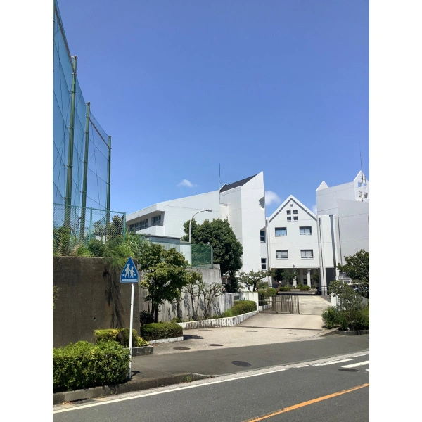 横浜市磯子区杉田９丁目 横浜市立小田中学校（中学校）まで約390m（徒歩5分）
