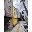 台東区浅草橋３丁目 現地（古家あり）：写真中央（黄色の建物部分）(撮影年月：2026年06月)