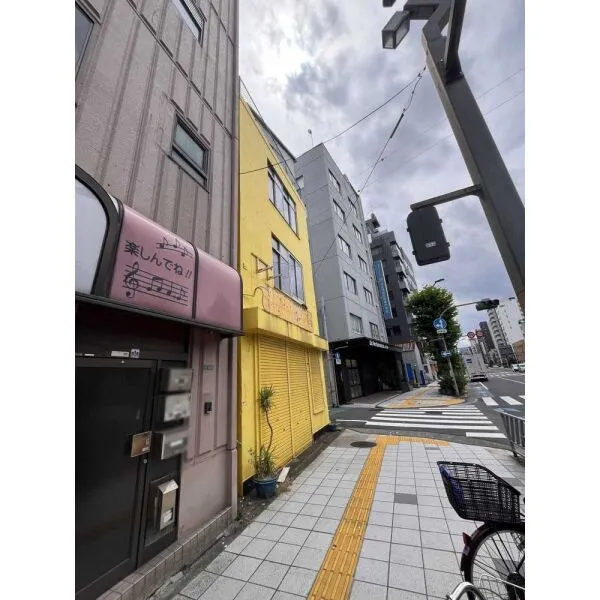 台東区浅草橋3丁目 現地(古家あり):写真中央(黄色の建物部分)(撮影年月:2026年06月)