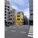 台東区浅草橋３丁目 現地（古家あり）：写真中央（黄色の建物部分）(撮影年月：2026年06月)