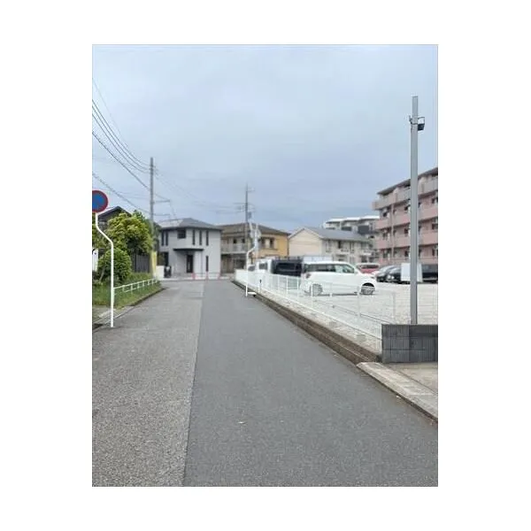 松戸市新松戸７丁目 外観＋前面道路＿２０２５年５月撮影