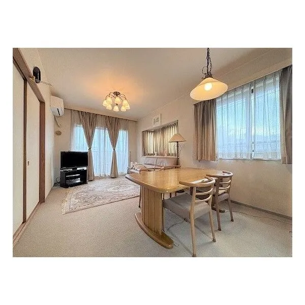 新横浜西パーク・ホームズ リビングは2面採光で明るくなっております