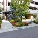 バウス川口新井宿 エントランス（階段、スロープつき）
