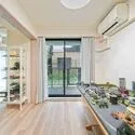 目黒本町レジデンス 約4.7帖の洋室。大きな南向きの窓からの日照は良好です。