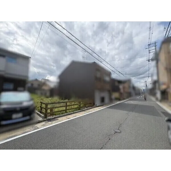 京都市上京区大宮通寺之内上る３丁目筋違橋町 前面道路は幅員約8.3m。ゆったりとした幅員で前面建物の圧迫感が少なく、お車の出入りもスムーズです。