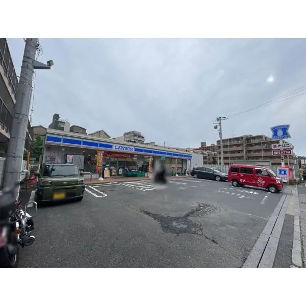 横浜市神奈川区片倉５丁目 ローソン横浜片倉四丁目店 約３７０ｍ（徒歩５分）
