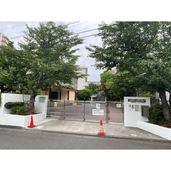 横浜市神奈川区片倉５丁目 市立神大寺小学校 約８５０ｍ（徒歩１１分）