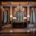 グラングリーン大阪 THE NORTH RESIDENCE Waiting Lounge。こだわりの詰まった美しい装飾が施され、宮殿のように壮麗な空間です。