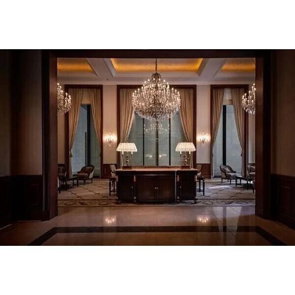 グラングリーン大阪 THE NORTH RESIDENCE Waiting Lounge。こだわりの詰まった美しい装飾が施され、宮殿のように壮麗な空間です。