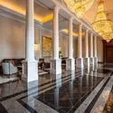 グラングリーン大阪 THE NORTH RESIDENCE 整然と連なる石柱が印象的な回廊。奥行きを感じさせる空間に、美しい装飾照明が柔らかな光を添えています。