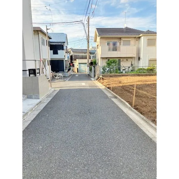 練馬区大泉学園町６丁目 前面道路を南側から撮影