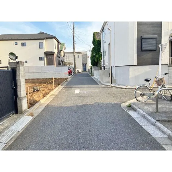 練馬区大泉学園町6丁目 前面道路を北側から撮影