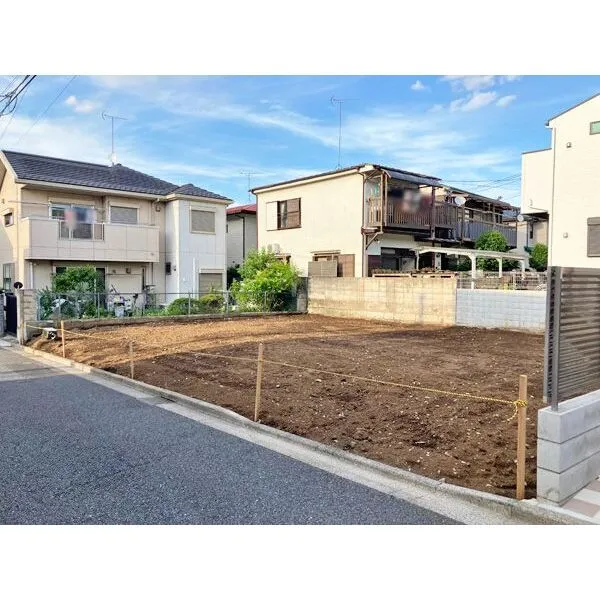 練馬区大泉学園町６丁目 南西側から現地を撮影。写真手前はB区画、奥はA区画となります