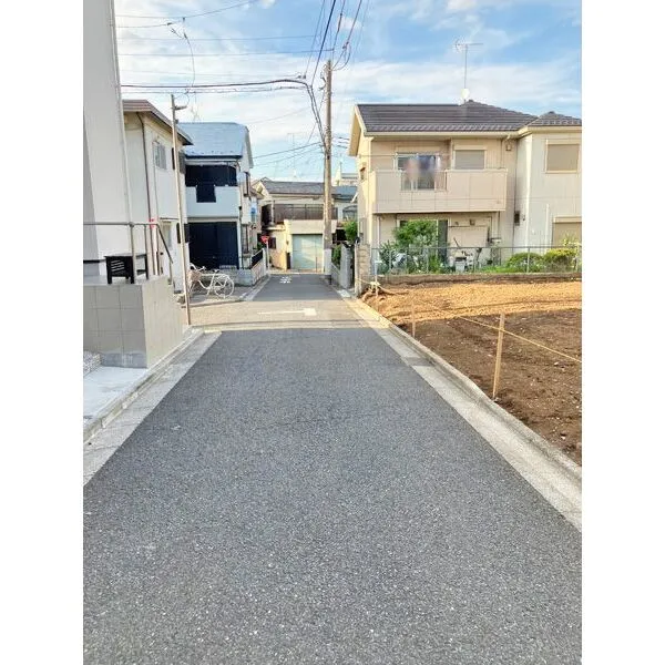 練馬区大泉学園町６丁目 前面道路を南側から撮影