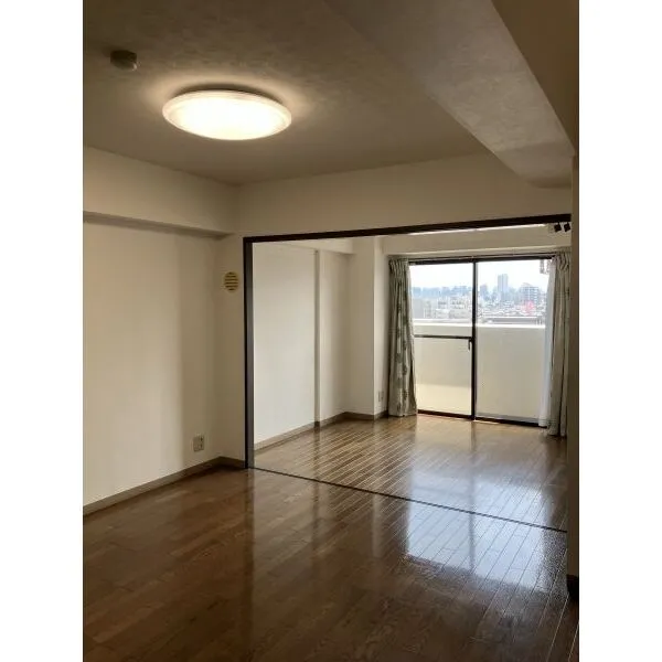 ライオンズマンション町屋 ダイニングと洋室２
