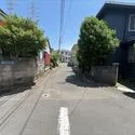 横浜市戸塚区汲沢７丁目 北側前面道路（Ｒ８年５月撮影）