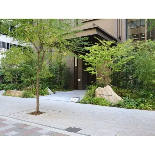 ブランズタワー大阪本町 敷地西側エントランス