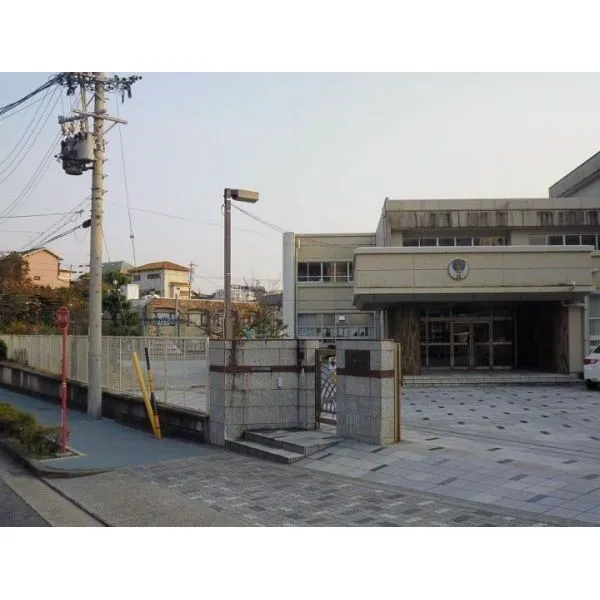 名古屋市千種区春里町２丁目 自由ケ丘小学校 240m
