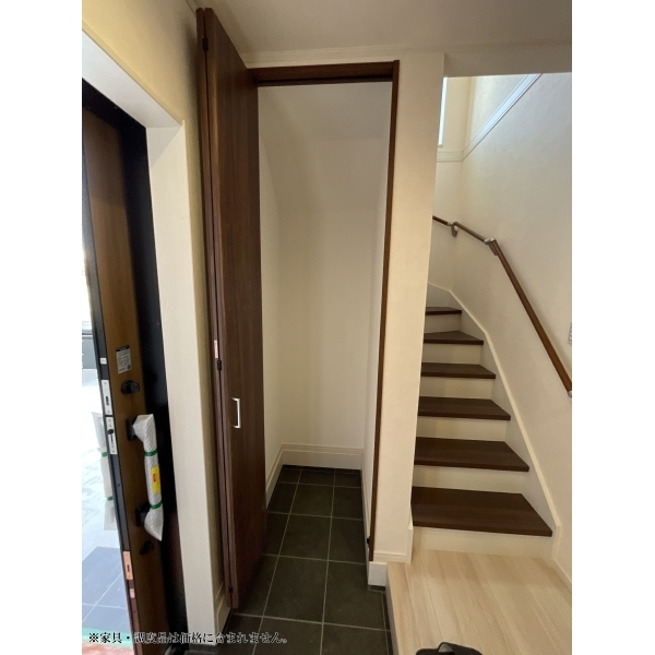 明石市朝霧町２丁目 玄関横収納