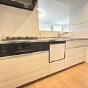 川崎市川崎区川中島２丁目 ＜キッチン＞オープンタイプで開放感のあるカウンターキッチン。食器洗い乾燥機完備。