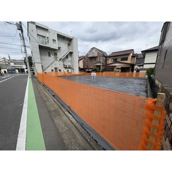さいたま市大宮区桜木町３丁目 現地：北西側からの写真です。 (全2棟／手前半分がA区画／奥がB区画)(撮影年月：2026年07月)